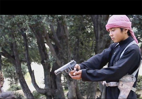 اعدام جاسوس طالبان توسط یک نوجوان داعشی