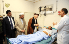 عیادت رئیس جمهور از مجروحین درشفاخانه حمله بالای پوهنتون امریکایی