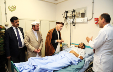 عیادت رئیس جمهور از مجروحین درشفاخانه حمله بالای پوهنتون امریکایی