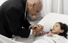 عیادت رئیس جمهور از مجروحین حادثه زیارتگاه سخی