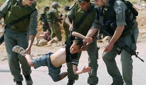 لت وکوب یک طفل فلسطينی توسط نظامیان اسراییلی + تصویر