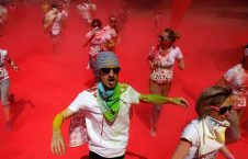 اشتراک کننده گان در مسابقه دو در حال عبور از میان دود و رنگ سرخ در شهر مسکو روسیه