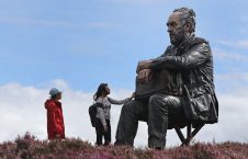 مجسمه مرد نشسته در پارک ملی مورز در کستلتون ریج بریتانیا