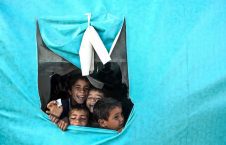 کلاسی در خیمه برای بیجا شده گان جنگی در شهر البیاده سوریه