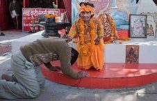 عبادت زنی در هند به دلیل قد کوتاهش + عکس