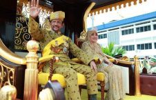 صف استقبال از سلطان برونئی به مناسبت سالروز به تخت نشستن او - بندر سری بگاوان در برونئی