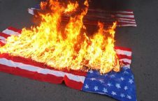 بیرق امریکا در یمن به آتش کشیده شد