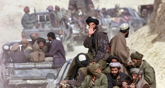 غارت 22 موتر باربری توسط طالبان؛ افزایش ناامنی ها در شاهراه شبرغان-مزار