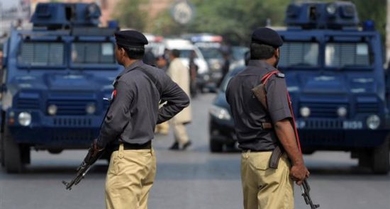 پولیس پاکستان 550x295 - تداوم مهاجر ستیزی در پاکستان؛ ده‌ها باشنده افغان در بند پولیس خیبرپختونخوا