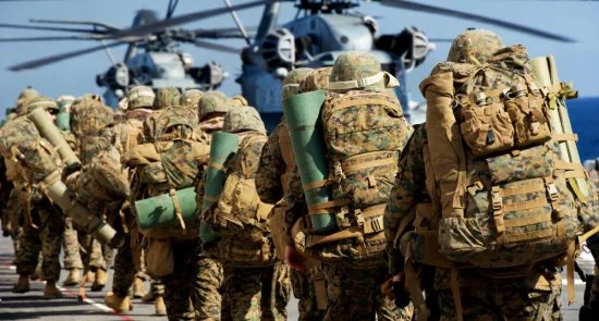 تفنگداران بحری امریکا در افغانستان تجهیز می شوند!