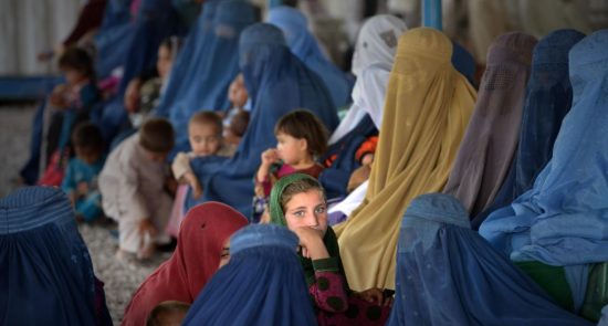 پناهجو 550x295 - مساعدت مالی ۴۸ ملیون دالری ایالات متحده با پناهجویان افغان در پاکستان