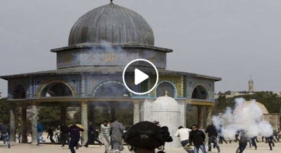 ویدیو/ حمله صهیونیست‌ها به نمازگزاران فلسطینی در مسجدالاقصی