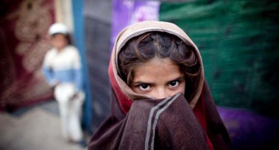 دختر 1 550x295 - گزارش تکان دهنده یک نشریه خارجی درباره بحران گرسنگی و فروش دختران در افغانستان