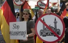 تظاهرات مسالمت آمیز موافقان و مخالفان مسجد در جرمنی!