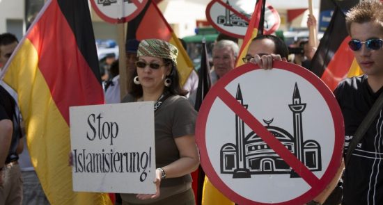 تظاهرات مسالمت آمیز موافقان و مخالفان مسجد در جرمنی!