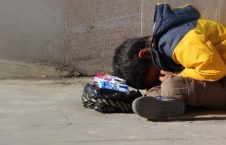 فقر 226x145 - آیندۀ سیاه کودکان کار افغان در چنگال شوم مفسدان