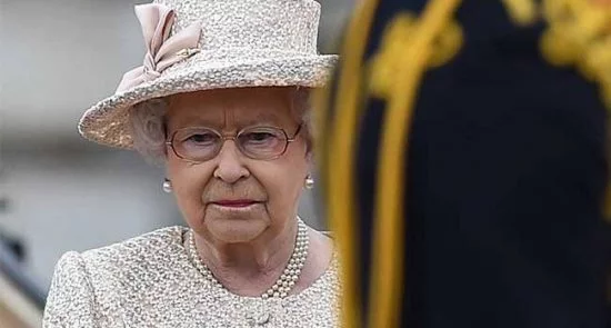 ملکه بریتانیا زنده به گور شد!
