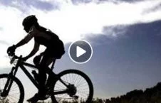 ویدیو/ نجات زن بایسکل سوار از یک قدمی مرگ!