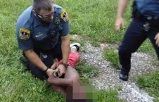 تصاویر/ رفتار وحشیانه پولیس امریکا با یک طفل ۱۰ ساله