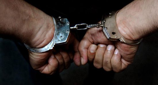 دستگیر 550x295 - رهبر تروریست ها در هالند به دام افتاد