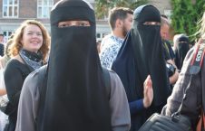 دنمارک تظاهرات برقع 2 226x145 - تصویر/ تظاهرات صدها تن علیه ممنوعیت پوشیدن برقع در دنمارک