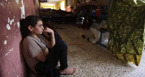 عکس های بی شرمانه قاضی داعشی با زنان اسیر