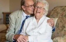 ازدواج عاشقانه پیرترین عروس و داماد بریتانیا + تصاویر