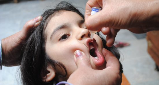 واکسین 550x295 - برنامه وزارت صحت عامه برای تطبیق واکسین ضد پولیو در ولایات مختلف کشور