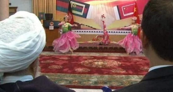 رقص 2 550x295 - سرور دانش، محمد محقق و صبغت الله مجددی در مجلس رقص چه می کنند؟ + تصاویر