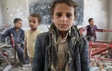 تصویر/ غذا خوردن اطفال یمنی و اطفال سعودی