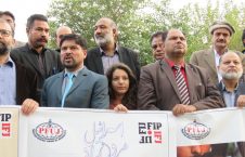 خبرنگاران پاکستانی 4 226x145 - تصاویر/ خبرنگاران پاکستانی به خیابان ها آمدند!