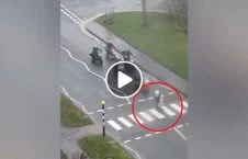 ویدیو/ اقدام زیبای موتورسایکل سوار در خیابان!