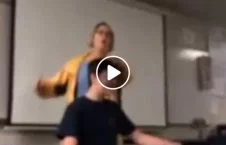 ویدیو/ اقدام ناشایست معلم امریکایی با متعلمان اش