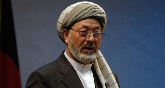خلیلی 550x295 - توصیه رهبر حزب وحدت اسلامی به طالبان برای برون رفت کشور از بحران