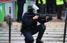 حمله پولیس فرانسه به معترضان واسکت زرد