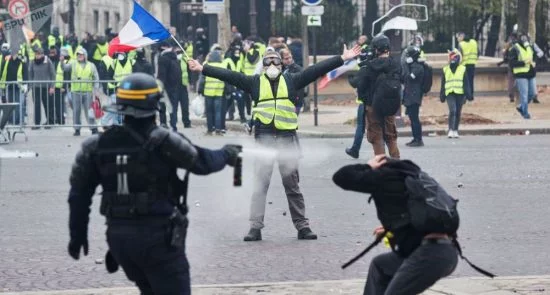 لشکرکشی پولیس فرانسه برای مقابله با مردم!