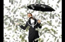 ویدیو مرد پول مردم 226x145 - ویدیو/ مردی که پول هایش را بر سر مردم می ریزد!