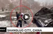ویدیو/ نجات معجزه آسای یک دریور چینایی از موتر در حال سقوط