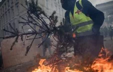 تصاویر/ پاریس غرق در دود و آتش