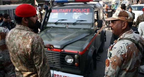کاروان مقامات امنیتی در پاکستان هدف حمله قرار گرفت
