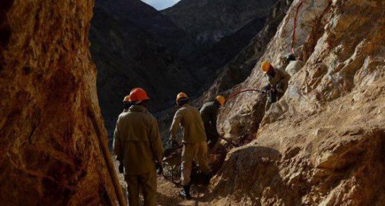 معدن 550x295 - اعلام آماده گی صنعت‌کاران و سرمایه‌گذاران برای استخراج معادن افغانستان