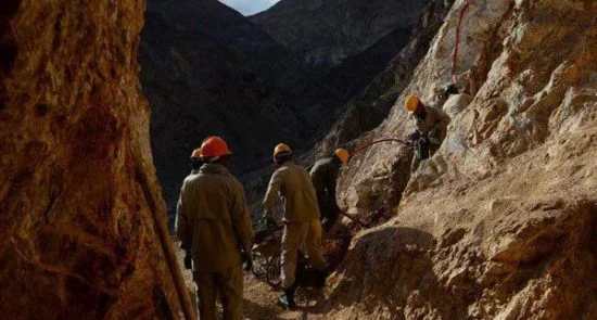 گزارش وزارت معادن و پترولیم درباره میزان قراردادهای استخراج معادن افغانستان در طی دو سال گذشته