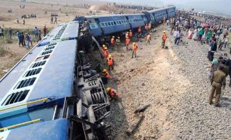 هند - خارج شدن یک قطار مسافربری از ریل در شمال هند