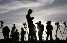خبرنگار 1 226x145 - حضور طالبان و سایه سنگین بحران بر روزنامه نگاری در افغانستان