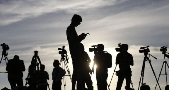 خبرنگار 1 550x295 - ابراز نگرانی دیده بان حقوق بشر از سرکوب خبرنگاران و فعالان رسانه‌ای در افغانستان
