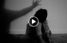 ویدیو/ حمله دهها عسکر به طفل بی دفاع
