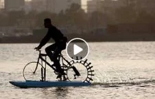 ویدیو/ لحظاتی لذت بخش با بایسکل رانی روی آب