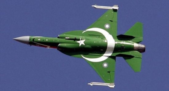 پاکستان طیاره 550x295 - سقوط یک طیاره قوای هوایی پاکستان در اسلام‌آباد