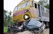 ویدیو/ برخورد شدید موتر با قطار