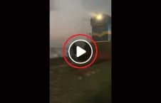 ویدیو/ برخورد وحشتناک یک مرد گردشگر با قطار